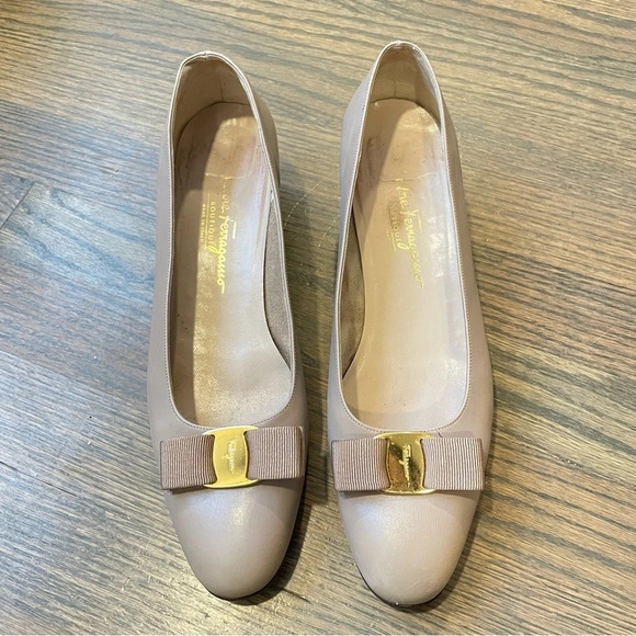 Salvatore Ferragamo Vara Bow Leather Pumps size 11 - Picture 2 of 13